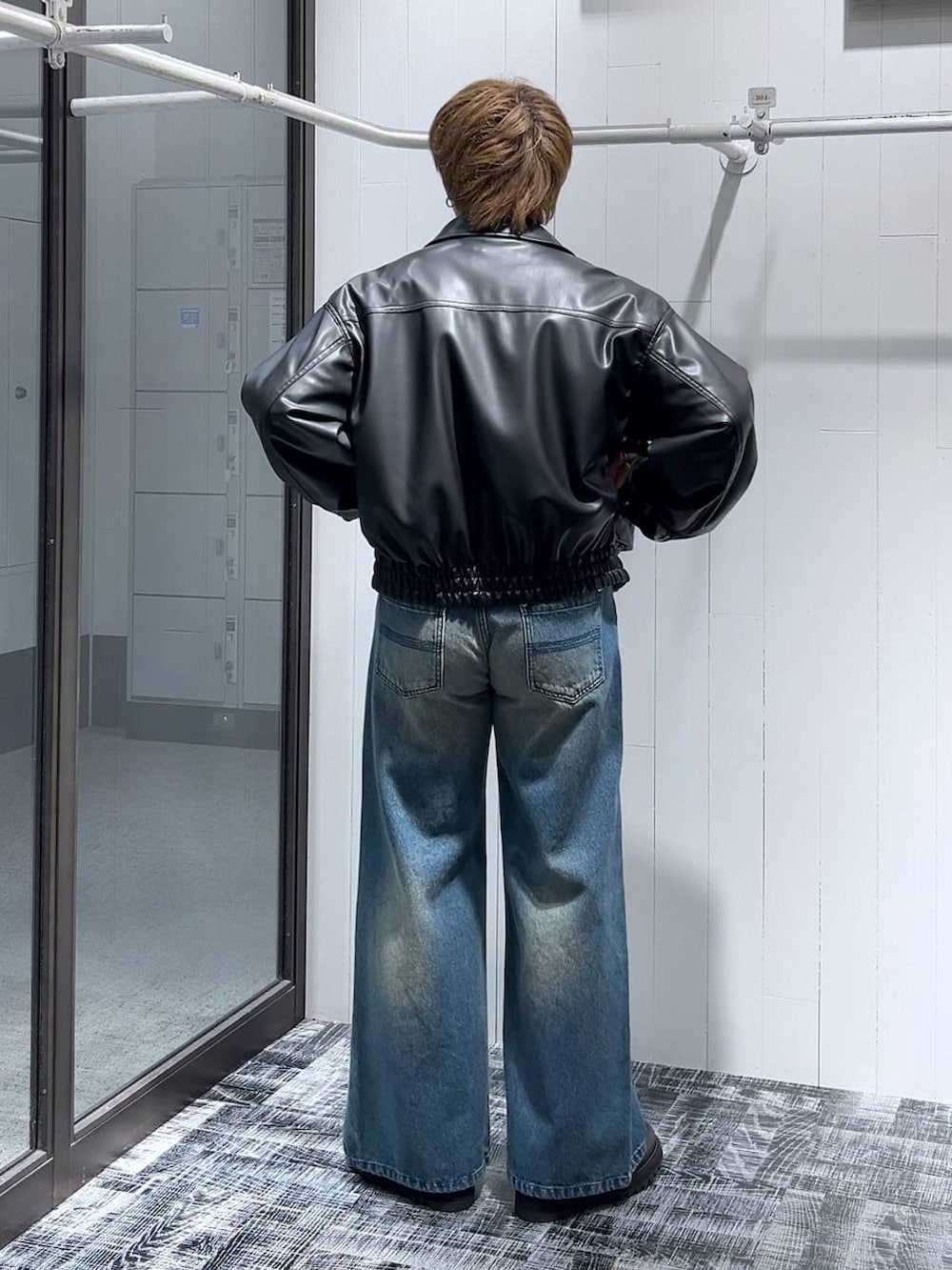 ホワイト系のシャツ/ブラウス、ブルー系のデニムパンツ、ブラック系のドレスシューズを着用したメンズの冬コーディネートの3枚目の写真