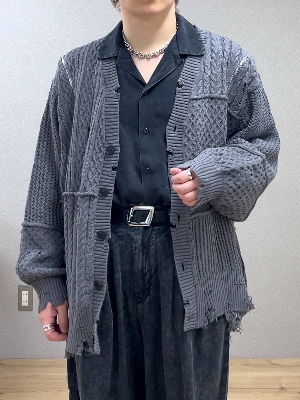 グレー系のカーディガン/ボレロ、ブラック系のドレスシューズ、ブラック系のシャツ/ブラウスを着用したメンズの冬コーディネートの5枚目の写真