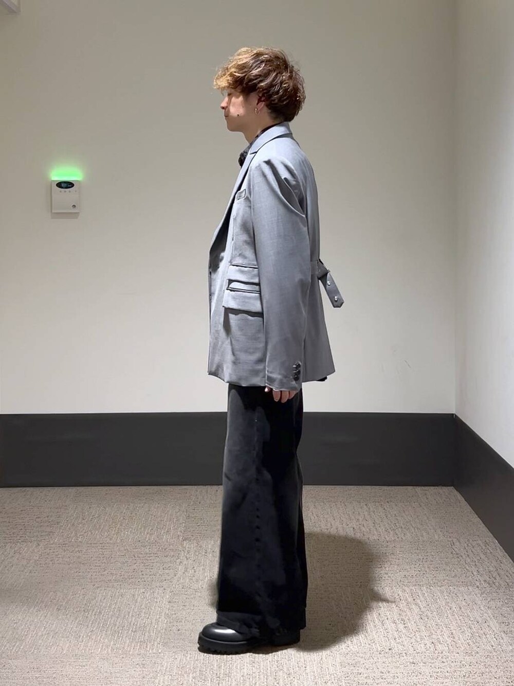 ブラック系のデニムパンツ、ブルー系のシャツ/ブラウス、シルバー系のピアス（片耳用）を着用したメンズの秋コーディネートの4枚目の写真