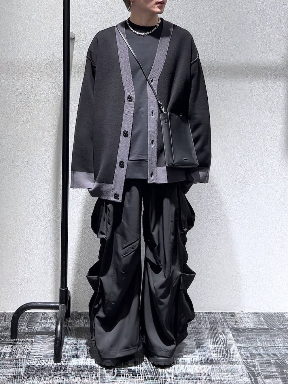 ブラック系のスニーカー、ブラック系のスウェット、ブラック系のカーゴパンツを着用したメンズの冬コーディネートの2枚目の写真