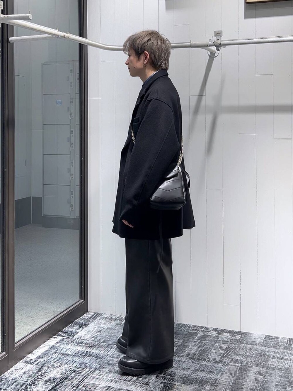 ブラック系のテーラードジャケット、ブラック系のその他パンツ、ブラック系のドレスシューズを着用したメンズの冬コーディネートの4枚目の写真