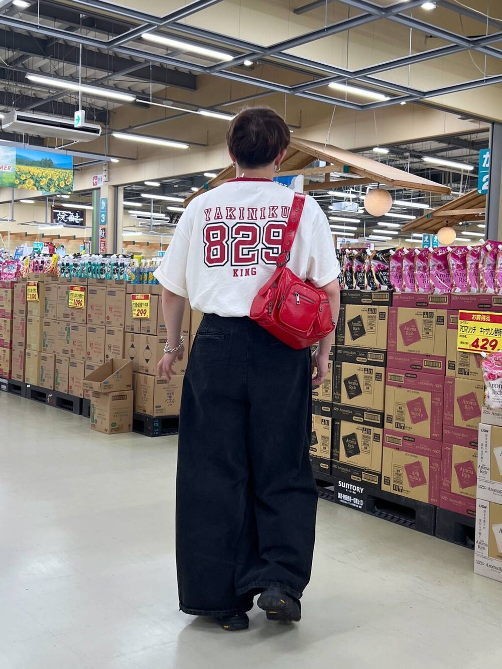 ブラック系のサンダル、レッド系のショルダーバッグ、ホワイト系のTシャツ/カットソーを着用したメンズの夏コーディネートの4枚目の写真