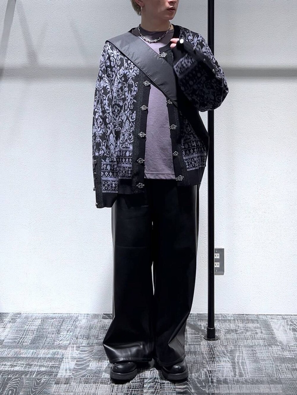 ブラック系のカーディガン/ボレロ、ブラック系のドレスシューズ、ブラック系のその他パンツを着用したメンズの冬コーディネートの2枚目の写真