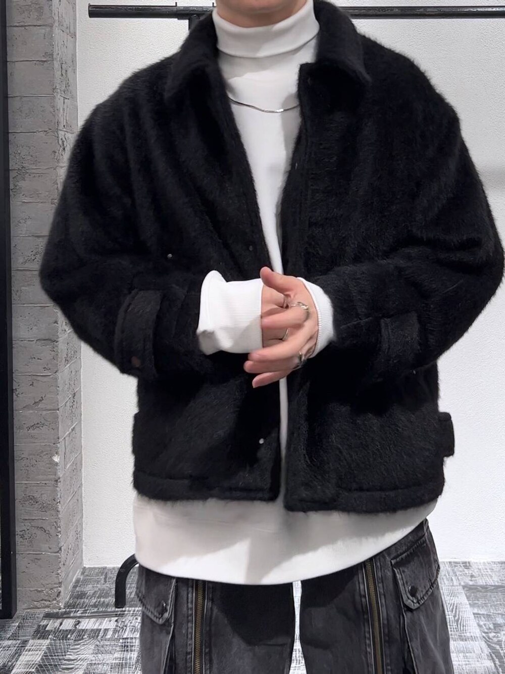 グレー系のカーゴパンツ、ブラック系のスニーカー、ブラック系のブルゾンを着用したメンズの秋コーディネートの4枚目の写真