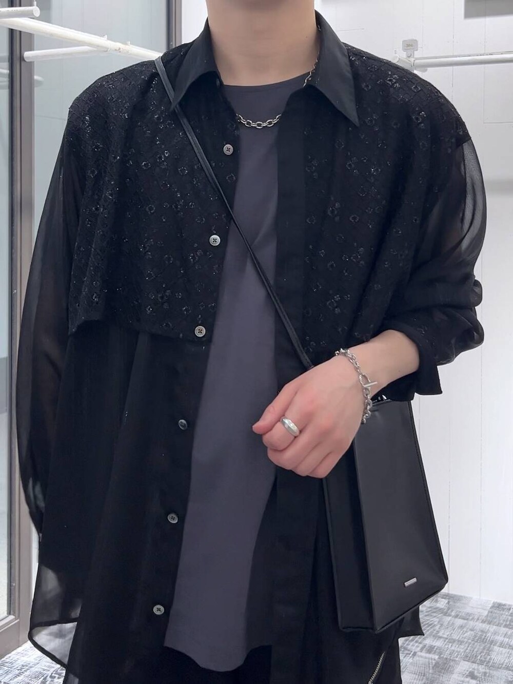 ブラック系のカーゴパンツ、ブラック系のショルダーバッグ、ブラック系のドレスシューズを着用したメンズの春コーディネートの5枚目の写真