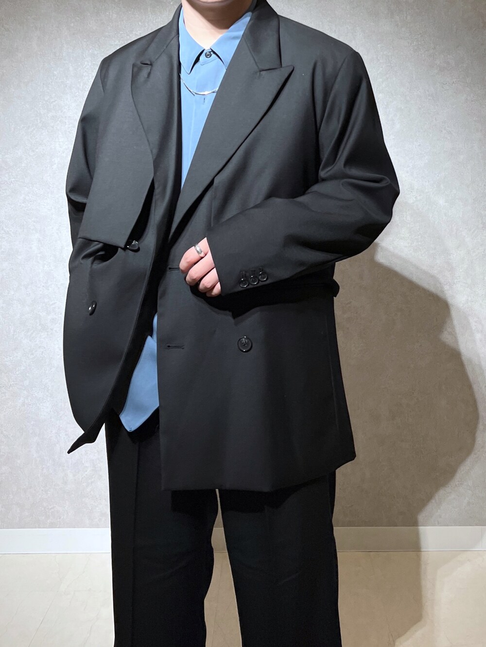 ブラック系のテーラードジャケットを着用したメンズの冬コーディネートの3枚目の写真