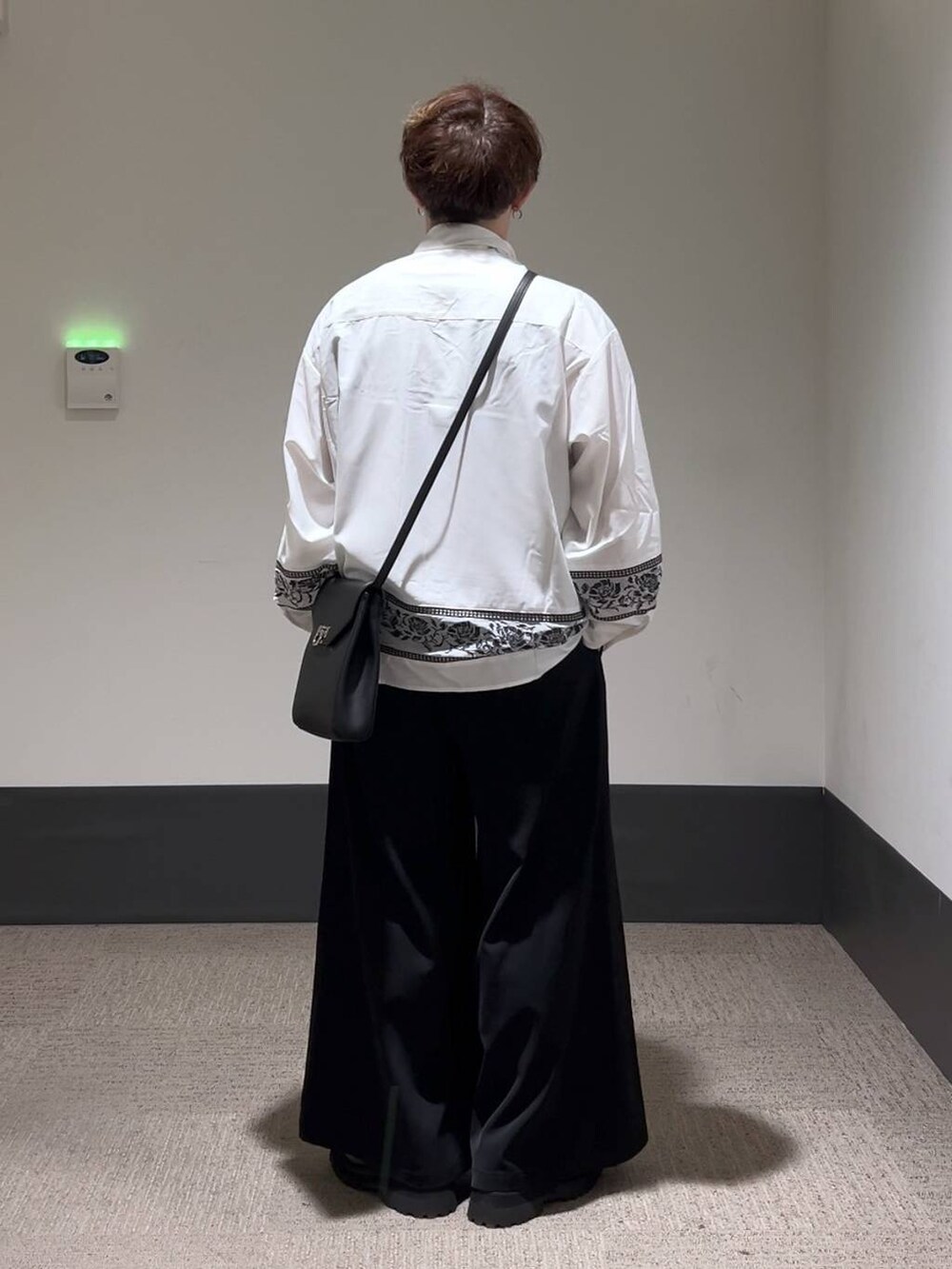 ブラック系のドレスシューズ、ブラック系のショルダーバッグ、ブラック系のスラックスを着用したメンズの夏コーディネートの5枚目の写真