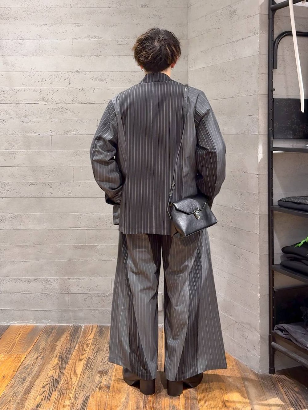 ブラック系のTシャツ/カットソー、ブラック系のブーツ、ブラック系のテーラードジャケットを着用したメンズの秋コーディネートの3枚目の写真