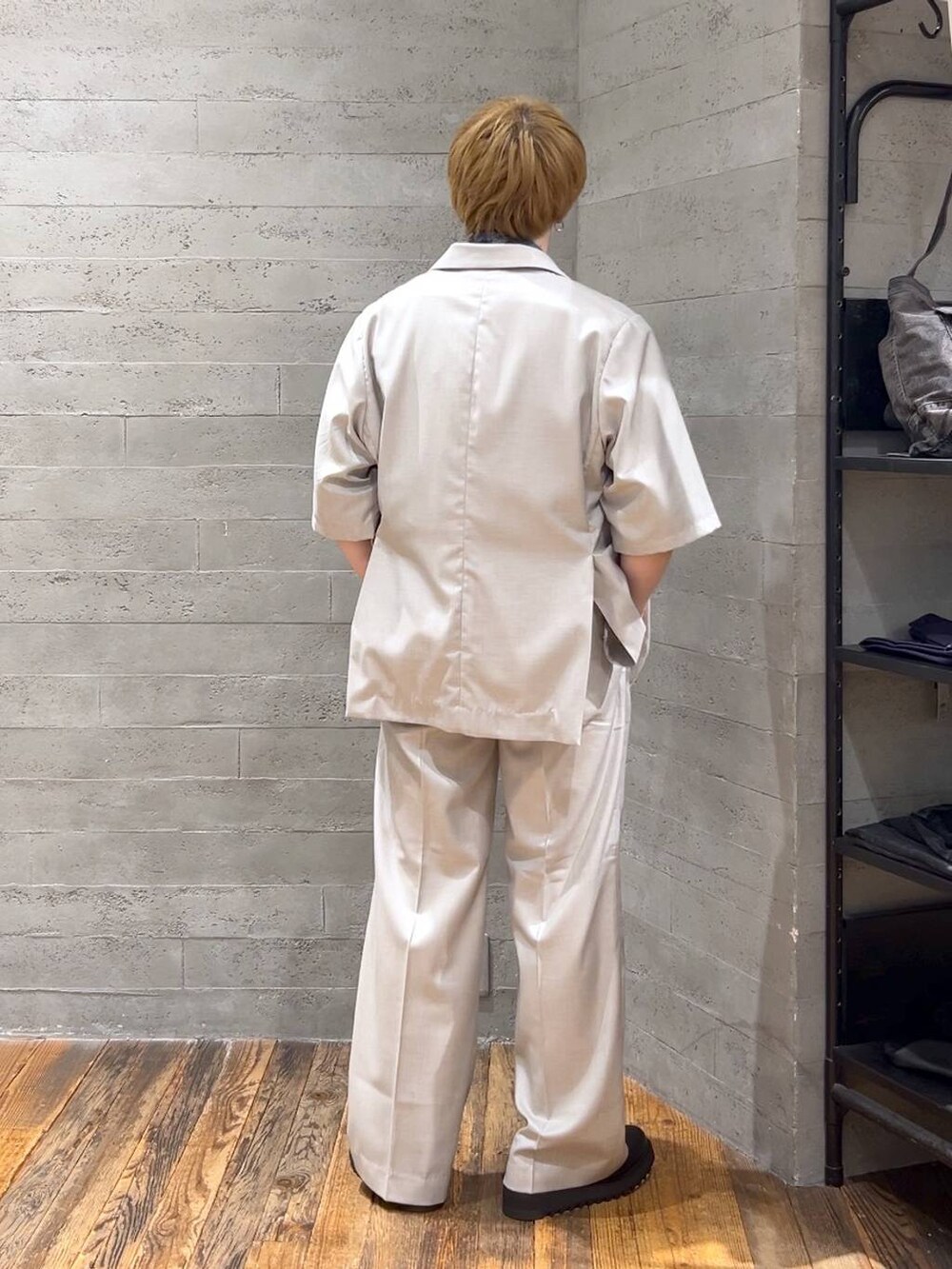 ブルー系のシャツ/ブラウス、ブラック系のドレスシューズ、グレー系のテーラードジャケットを着用したメンズの春コーディネートの3枚目の写真