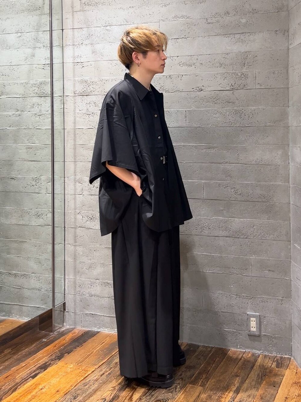 ブラック系のその他パンツ、ブラック系のTシャツ/カットソー、ブラック系のサンダルを着用したメンズの夏コーディネートの2枚目の写真