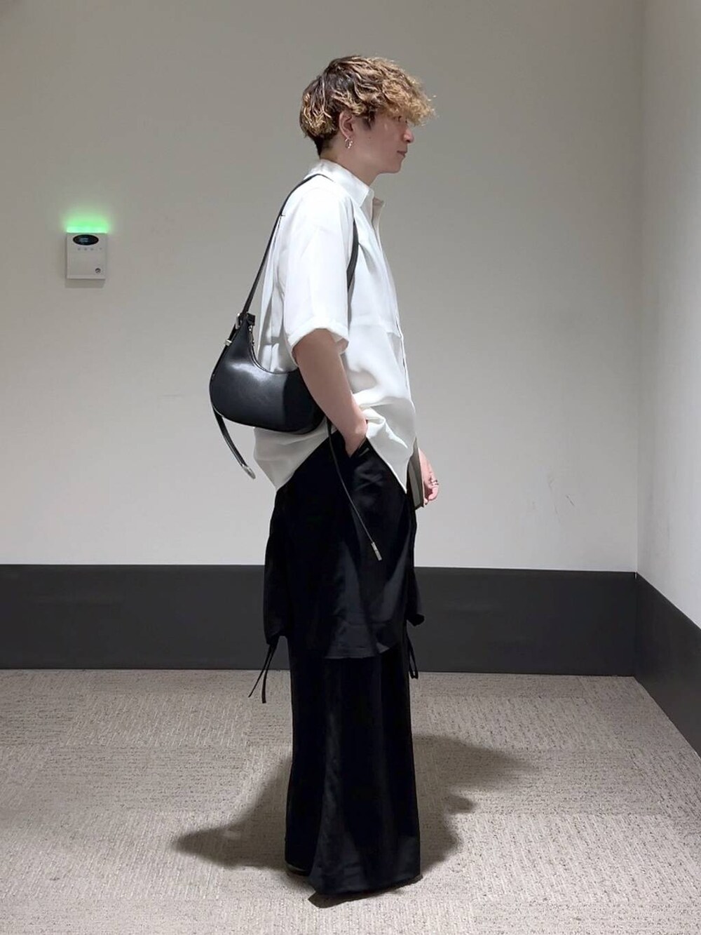 ホワイト系のシャツ/ブラウス、ブラック系のサンダル、ブラック系のショルダーバッグを着用したメンズの夏コーディネートの3枚目の写真