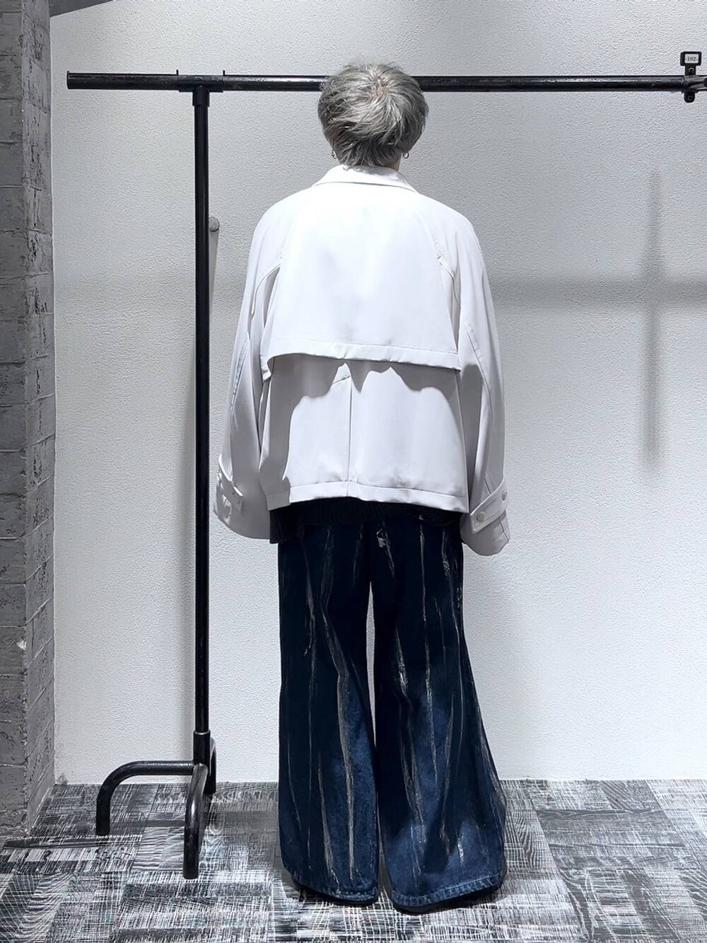 ブラック系のドレスシューズ、ホワイト系のブルゾン、ブルー系のデニムパンツを着用したメンズの冬コーディネートの4枚目の写真