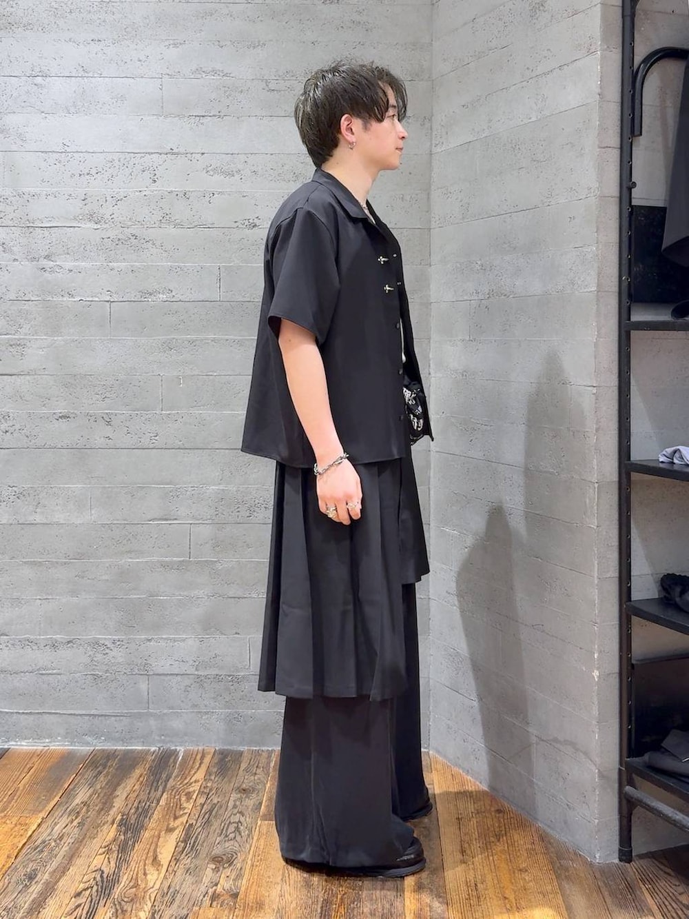 ブラック系のスラックス、ブラック系のスカート、ホワイト系のTシャツ/カットソーを着用したメンズの夏コーディネートの2枚目の写真
