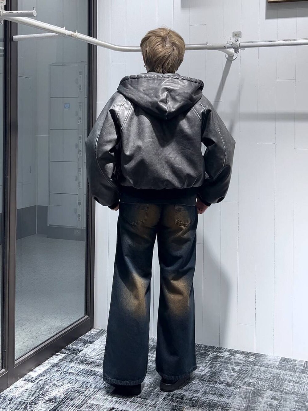 「オーバーサイズ、HARE、デニムパンツ、ブルゾン、スウェット、冬コーデ、低身長、きれいめ、モード」｜「HAREのワイドフレアデニムパンツ(HARE)（デニムパンツ、ブルー系）」を使った、HARE     もりたいさん（メンズ・168cm）の冬コーディネートの3枚目の写真