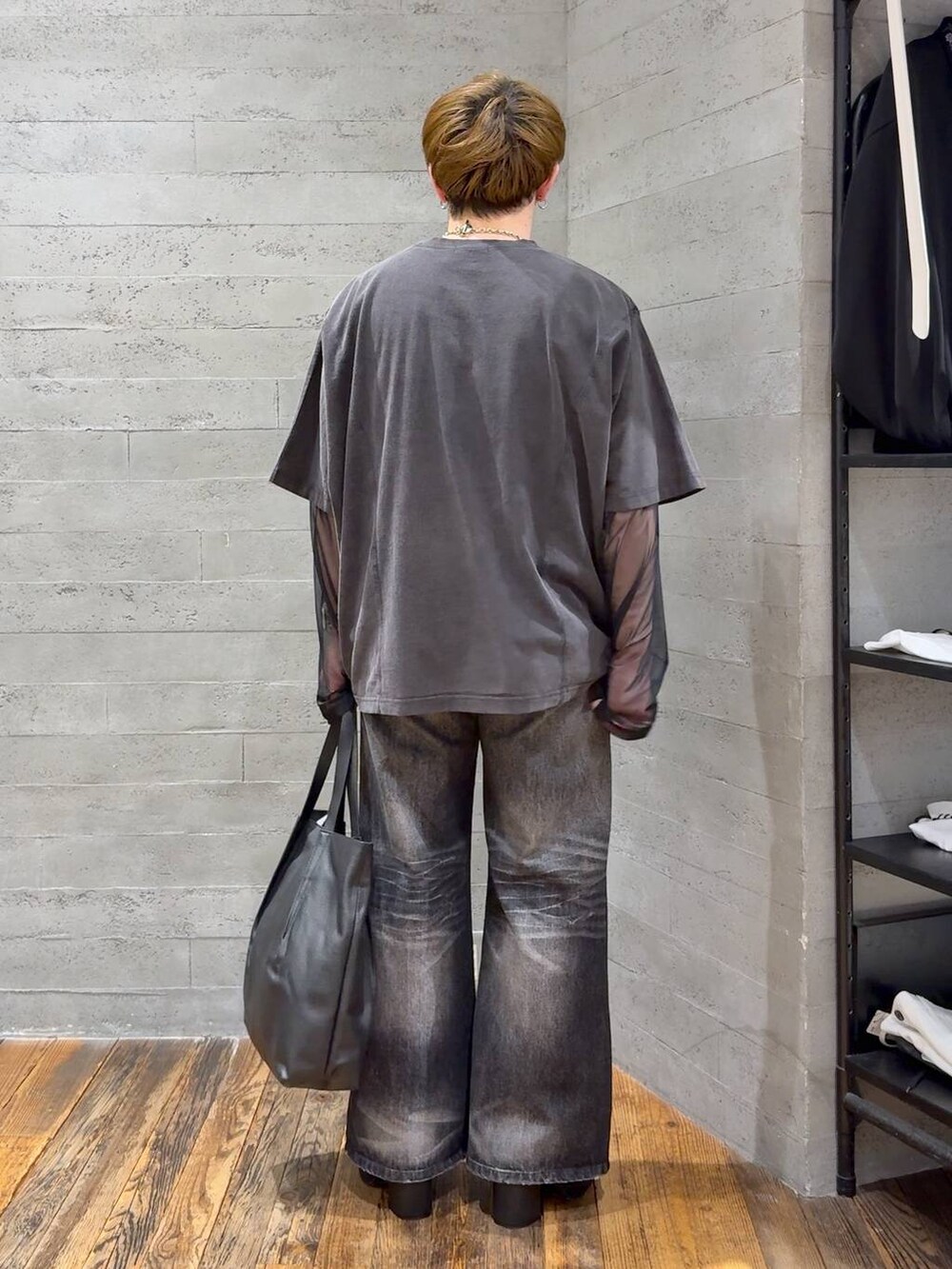 グレー系のTシャツ/カットソー、ブラック系のサンダル、ブラック系のトートバッグを着用したメンズの春コーディネートの3枚目の写真