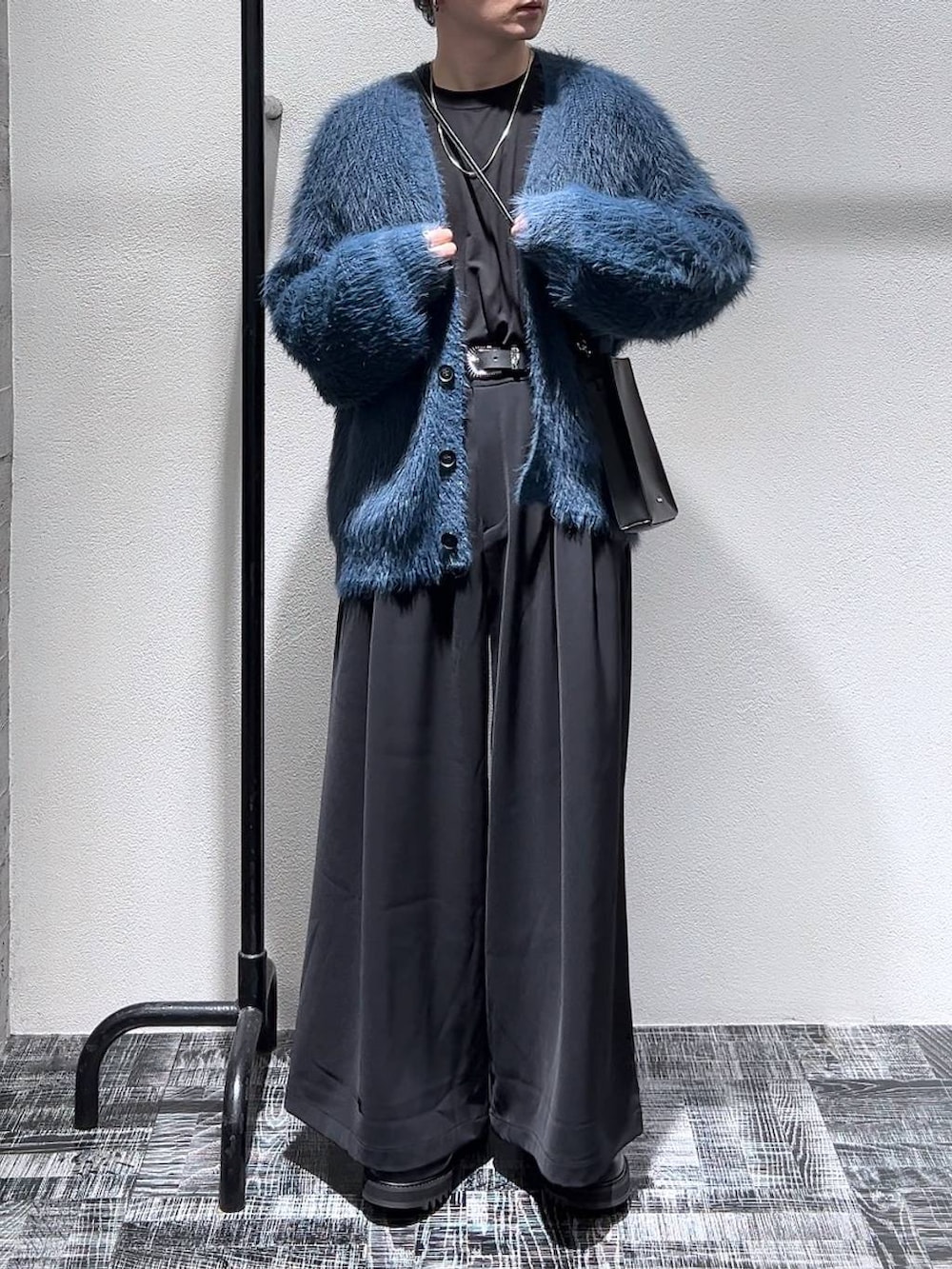 ブルー系のカーディガン/ボレロ、ブラック系のショルダーバッグ、ブラック系のドレスシューズを着用したメンズの冬コーディネートの2枚目の写真