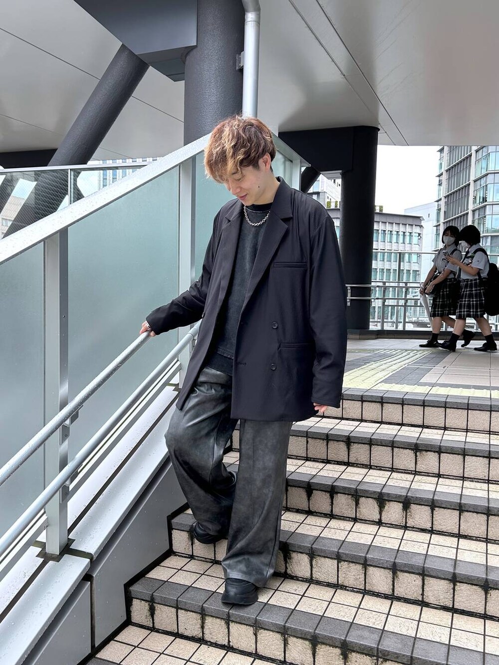 ブラック系のテーラードジャケット、ブラック系のその他パンツ、グレー系のスウェットを着用したメンズの秋コーディネートの2枚目の写真