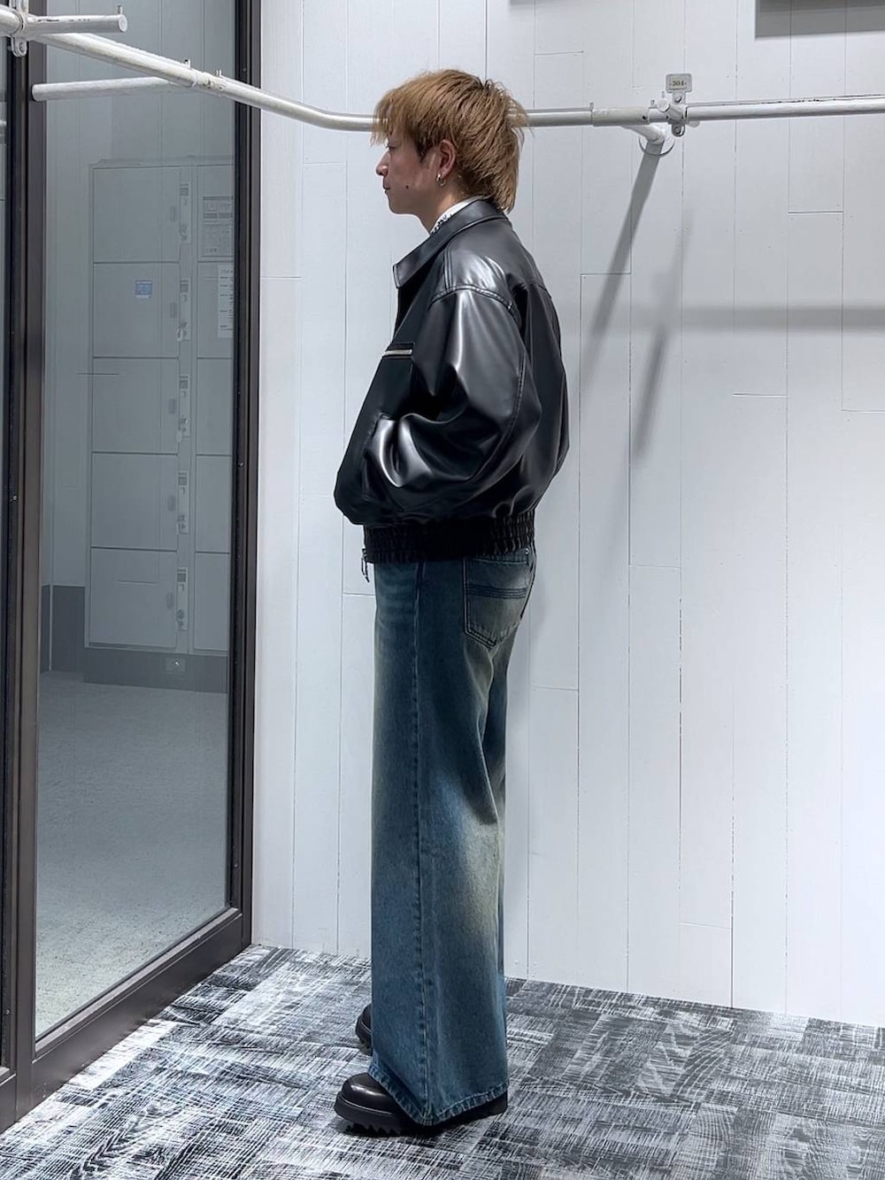 ホワイト系のシャツ/ブラウス、ブルー系のデニムパンツ、ブラック系のドレスシューズを着用したメンズの冬コーディネートの4枚目の写真