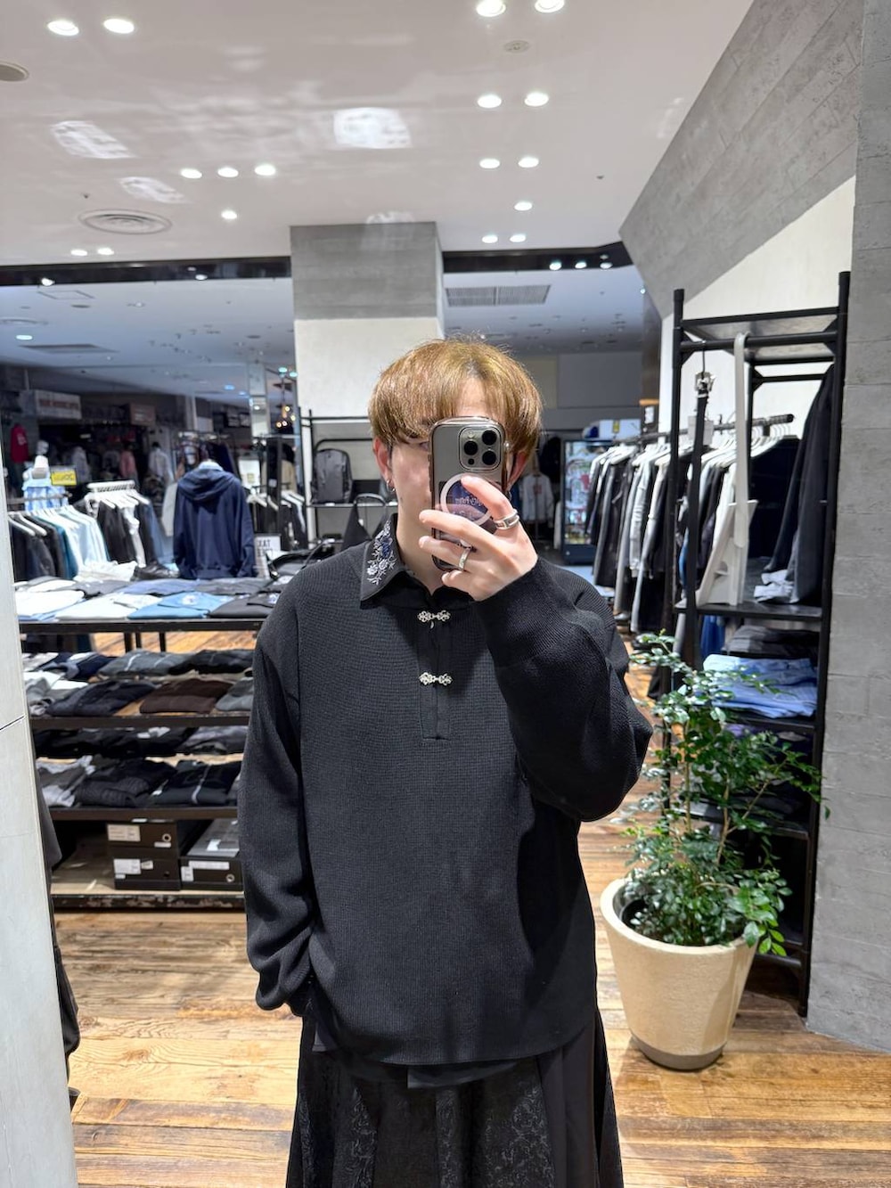 ブラック系のシャツ/ブラウス、ブラック系のブーツ、グレー系のブルゾンを着用したメンズの春コーディネートの4枚目の写真