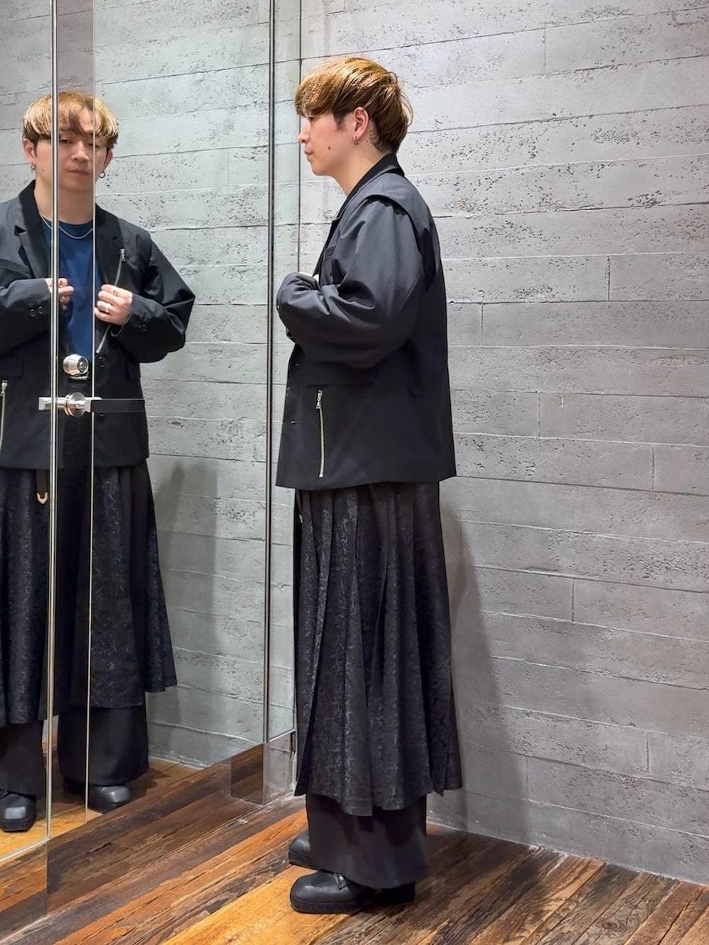 ブルー系のTシャツ/カットソー、ブラック系のサンダル、ブラック系のテーラードジャケットを着用したメンズの春コーディネートの4枚目の写真