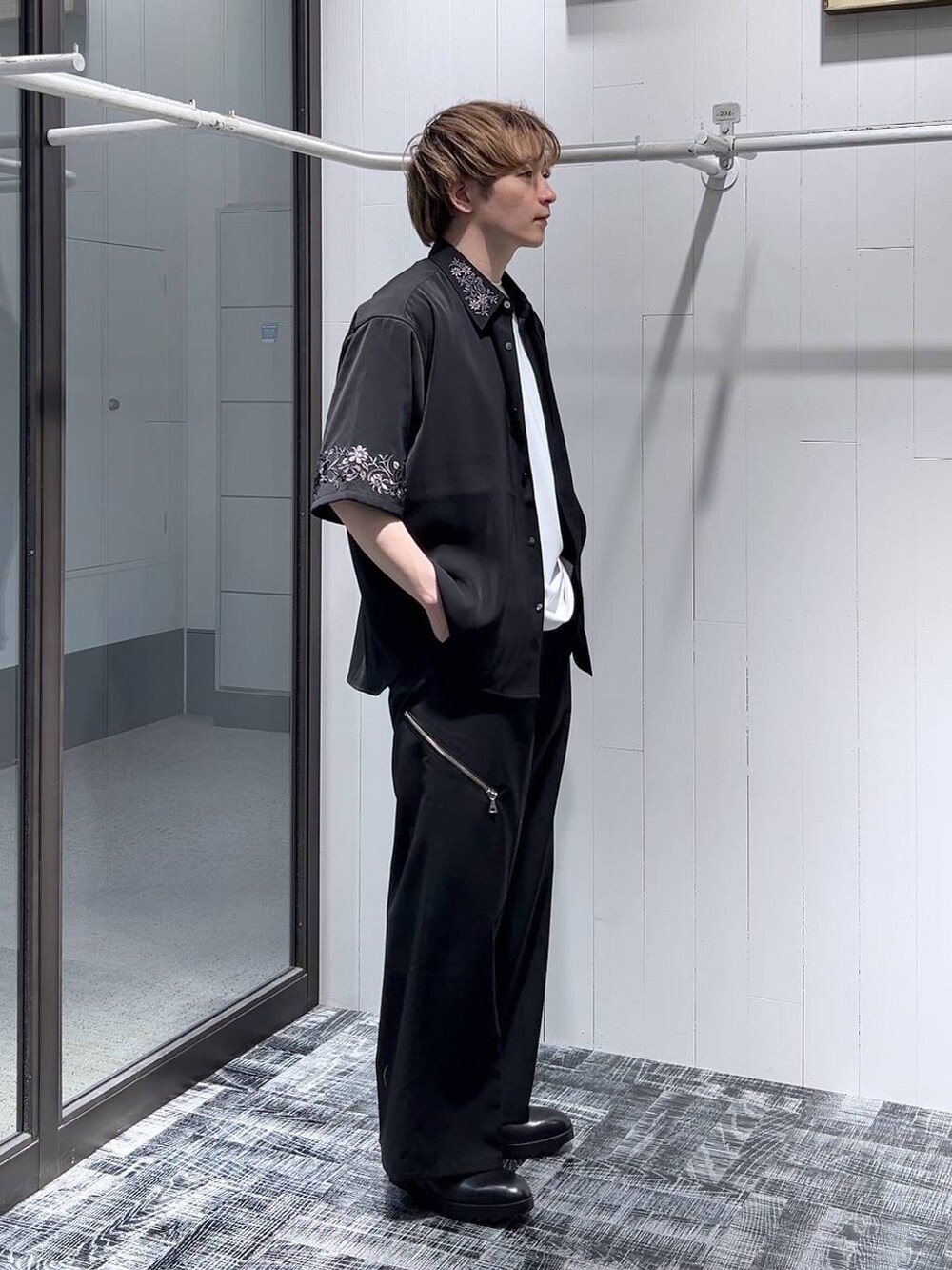 ブラック系のドレスシューズ、ブラック系のシャツ/ブラウス、ホワイト系のTシャツ/カットソーを着用したメンズの春コーディネートの3枚目の写真