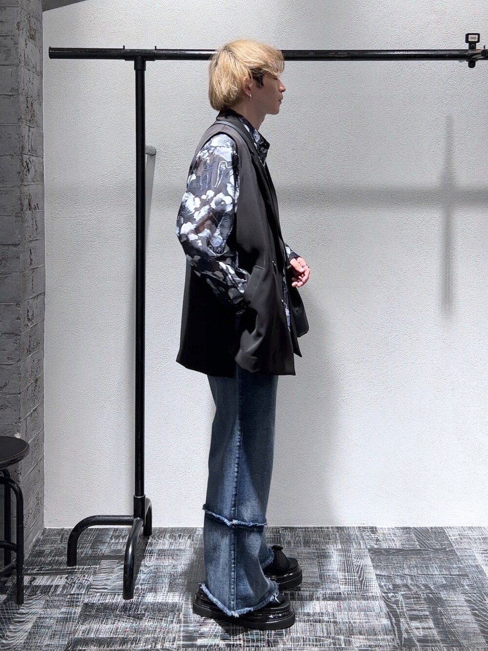 ブラック系のその他アウター、ブラック系のシャツ/ブラウス、ブラック系のショルダーバッグを着用したメンズの夏コーディネートの2枚目の写真