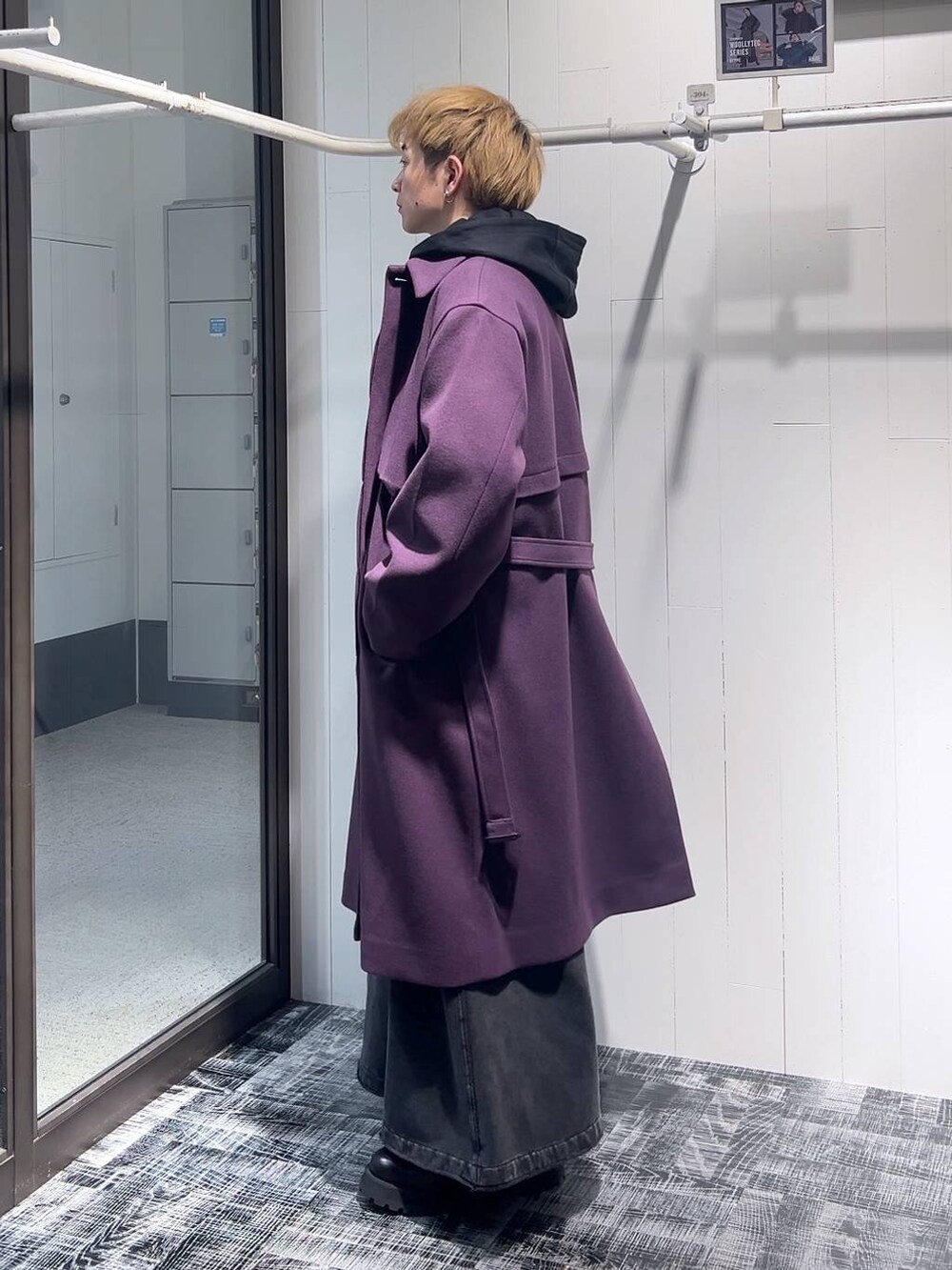 「低身長、きれいめ、モード、オーバーサイズ、HARE、コート、パーカー、ワイドパンツ、冬コーデ」｜「HAREのウーリーテックフラシステンカラーコート(HARE)（ステンカラーコート、パープル系）」を使った、HARE     もりたいさん（メンズ・168cm）の秋コーディネートの4枚目の写真