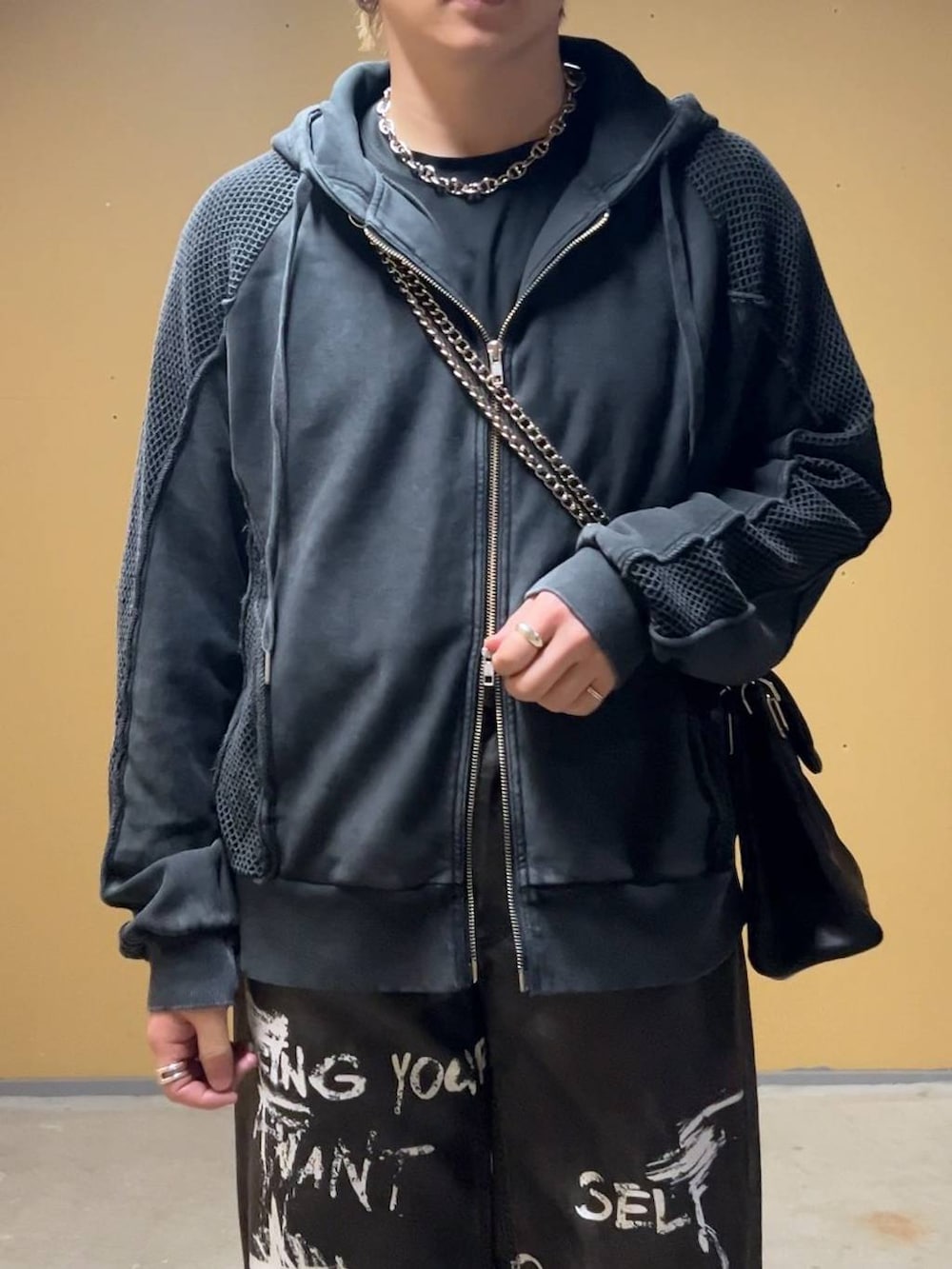 ブラック系のTシャツ/カットソー、ブラック系のドレスシューズ、ブラック系のショルダーバッグを着用したメンズの春コーディネートの5枚目の写真