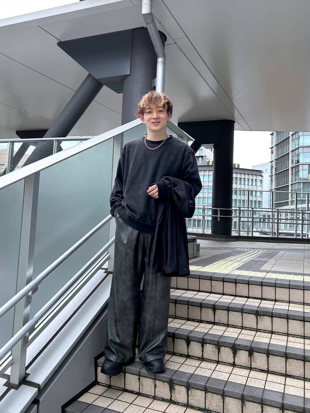 ブラック系のテーラードジャケット、ブラック系のその他パンツ、グレー系のスウェットを着用したメンズの秋コーディネートの3枚目の写真