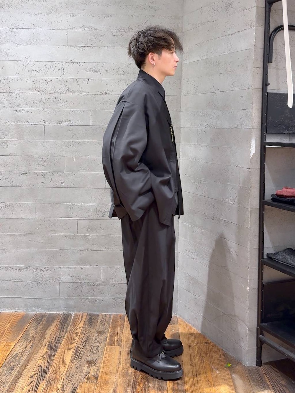 ブラック系のドレスシューズ、ブラック系のその他パンツ、ブラック系のテーラードジャケットを着用したメンズの秋コーディネートの2枚目の写真