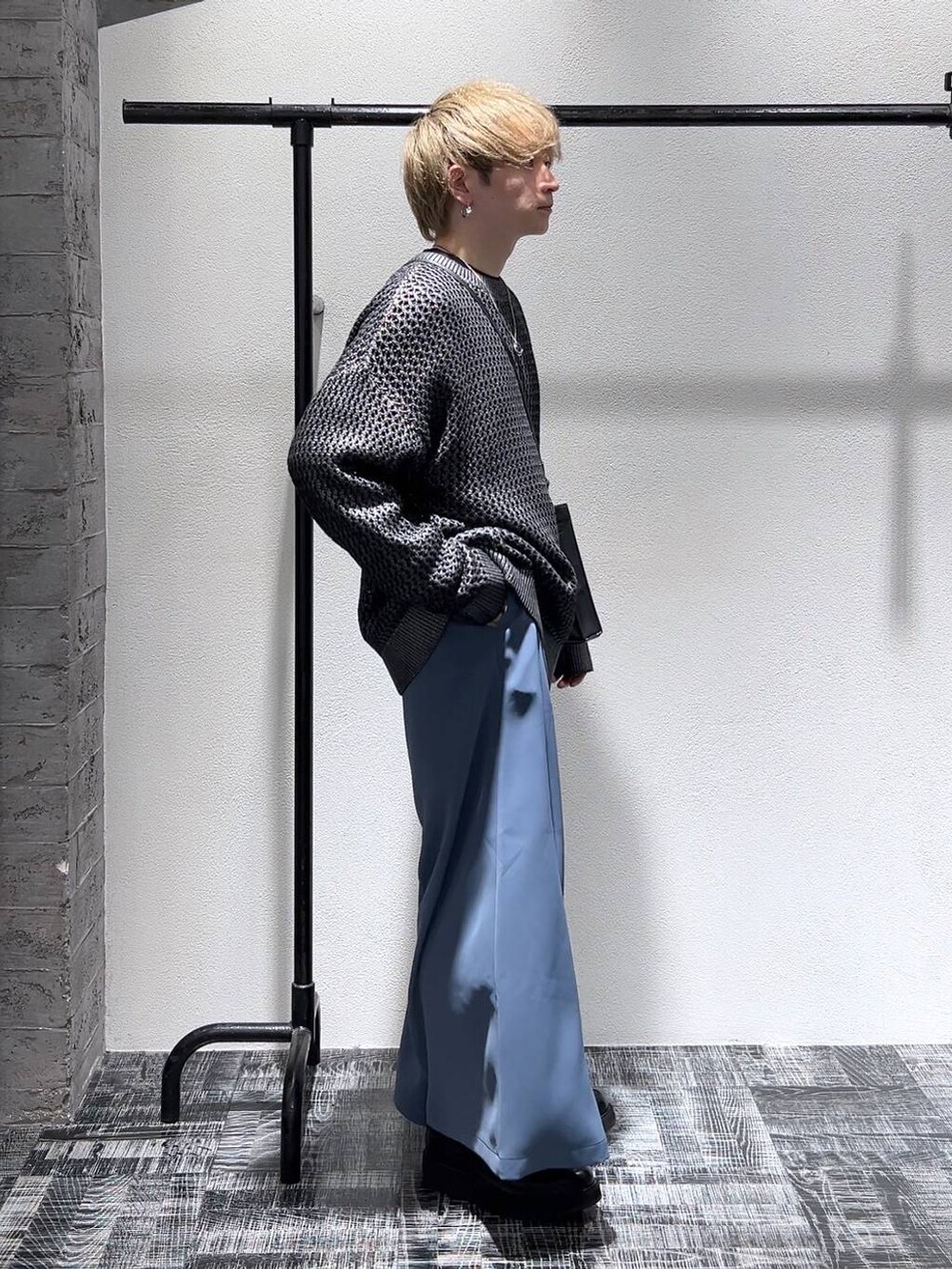 ブラック系のTシャツ/カットソー、グレー系のニット/セーター、ブラック系のショルダーバッグを着用したメンズの春コーディネートの4枚目の写真