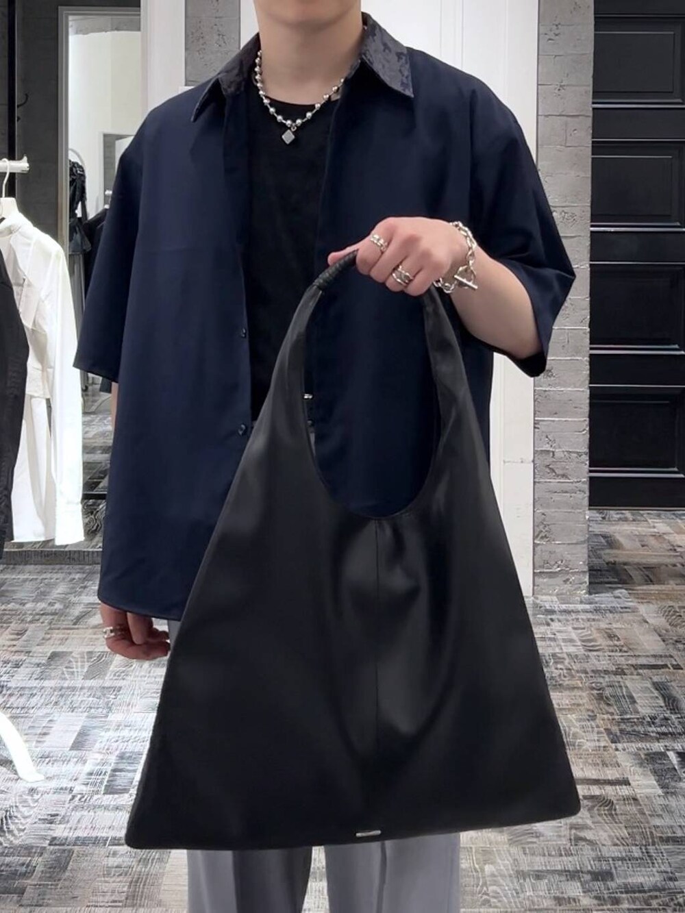 グレー系のスラックス、ブルー系のシャツ/ブラウス、ブラック系のドレスシューズを着用したメンズの夏コーディネートの5枚目の写真
