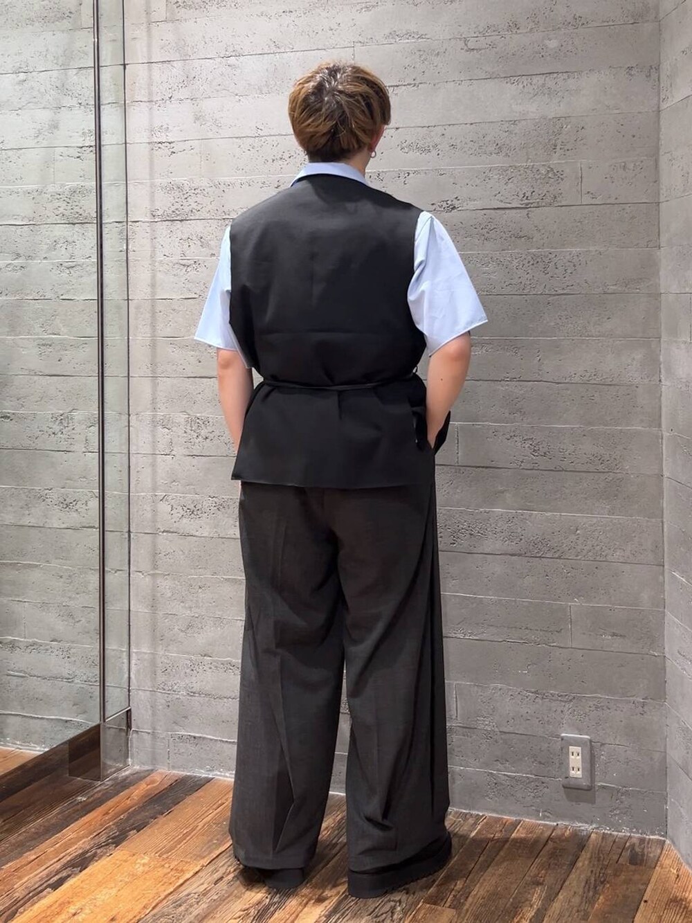 ブラック系のドレスシューズ、ブルー系のシャツ/ブラウス、ブラック系のベストを着用したメンズの夏コーディネートの3枚目の写真