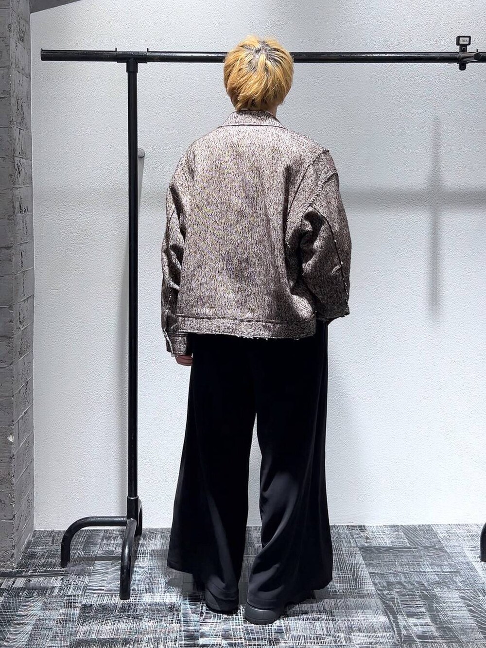 ブラック系のネクタイ、ブラウン系のブルゾン、ブラック系のスラックスを着用したメンズの冬コーディネートの4枚目の写真