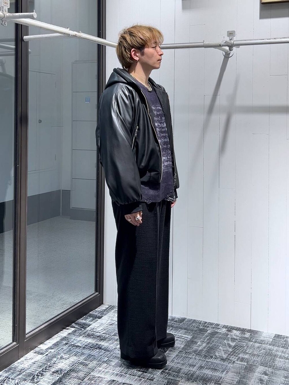ブラック系のその他パンツ、ブラック系のニット/セーター、ブラック系のブーツを着用したメンズの冬コーディネートの2枚目の写真