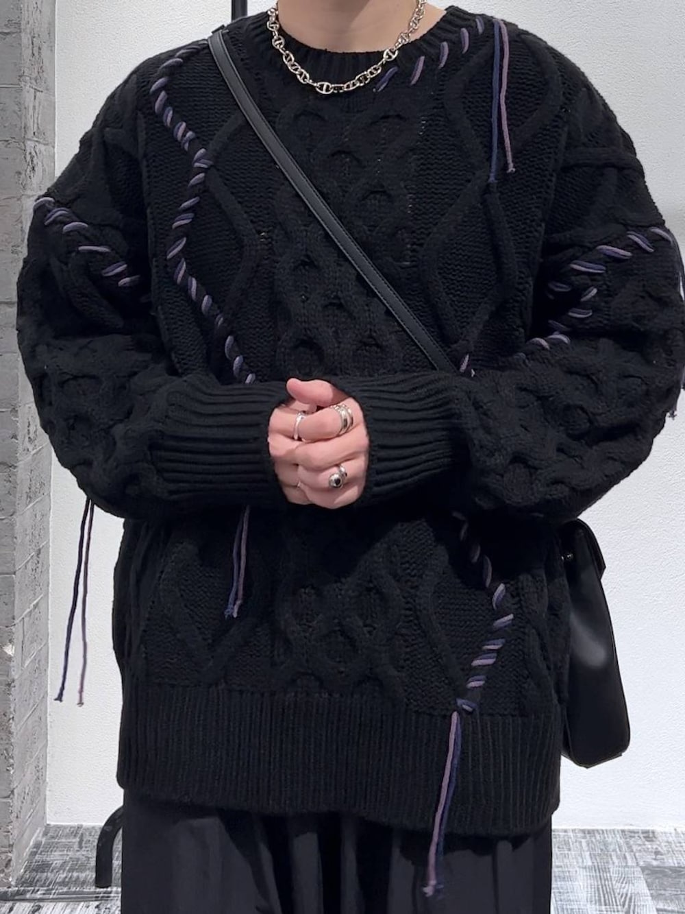 ブラック系のショルダーバッグ、ブラック系のブーツ、ブラック系のニット/セーターを着用したメンズの秋コーディネートの5枚目の写真