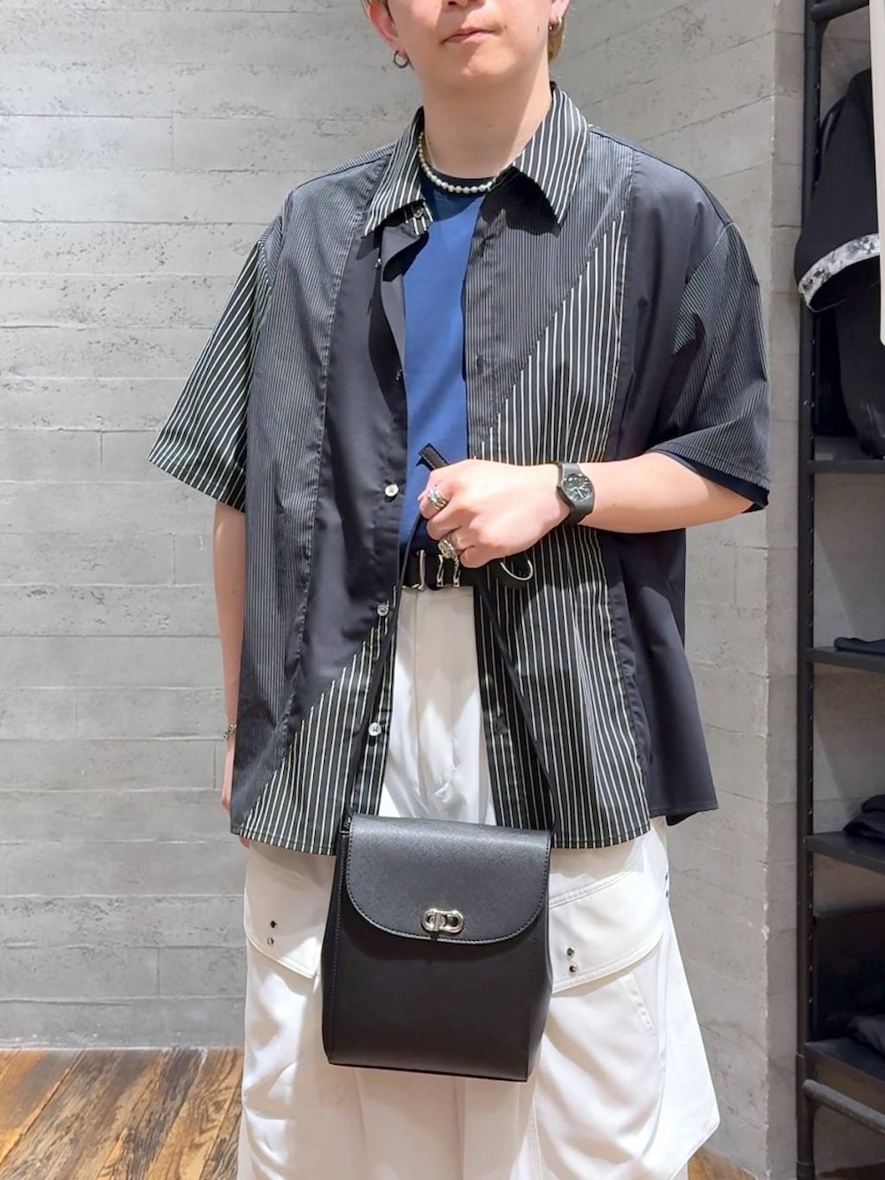 ブラック系のショルダーバッグ、ブラック系のシャツ/ブラウス、ブラック系のサンダルを着用したメンズの夏コーディネートの5枚目の写真