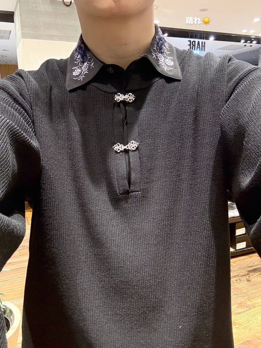 ブラック系のシャツ/ブラウス、ブラック系のブーツ、グレー系のブルゾンを着用したメンズの春コーディネートの6枚目の写真