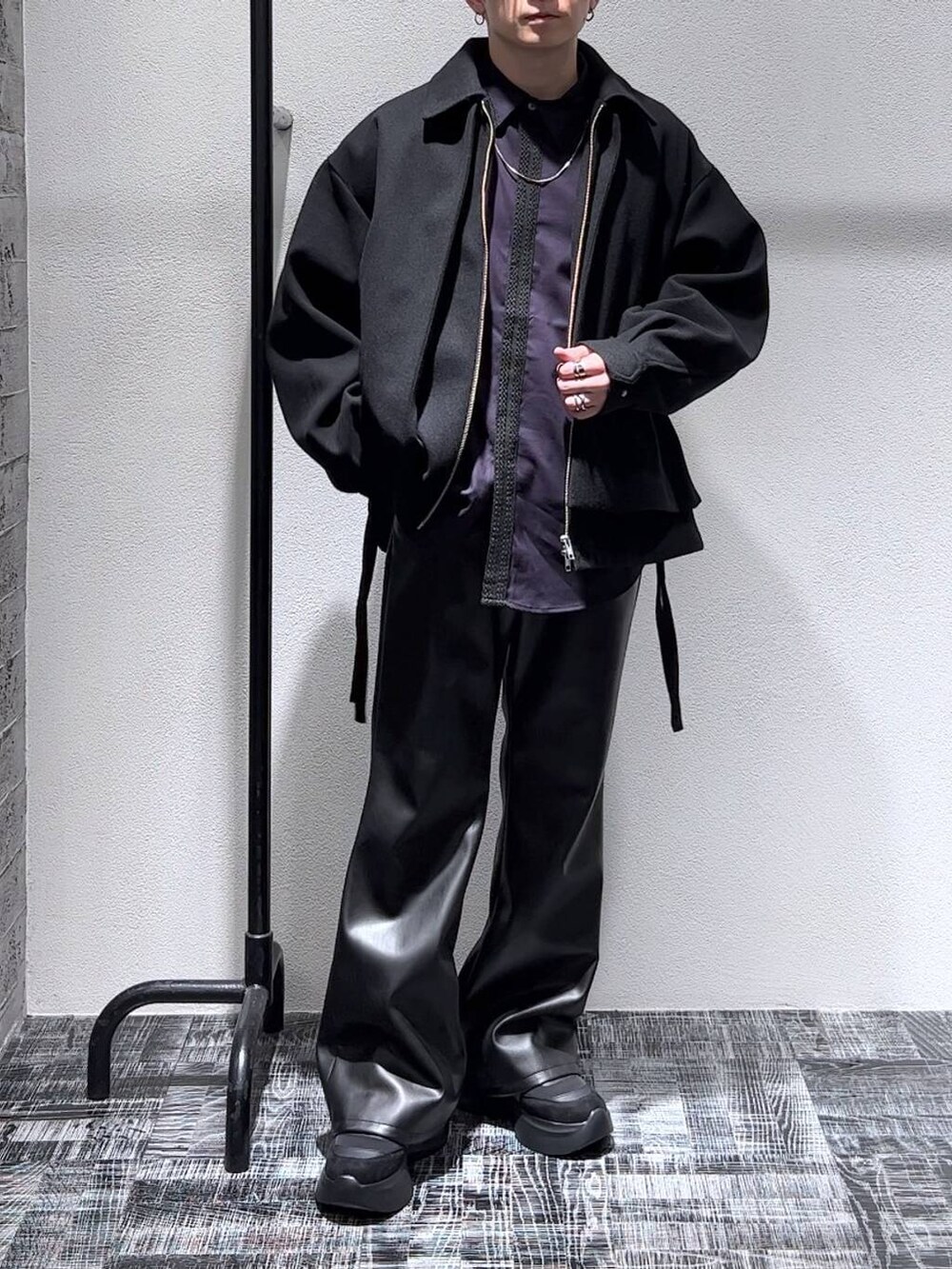 ブラック系のブルゾン、ブラック系のその他パンツ、ブラック系のスニーカーを着用したメンズの秋コーディネートの2枚目の写真