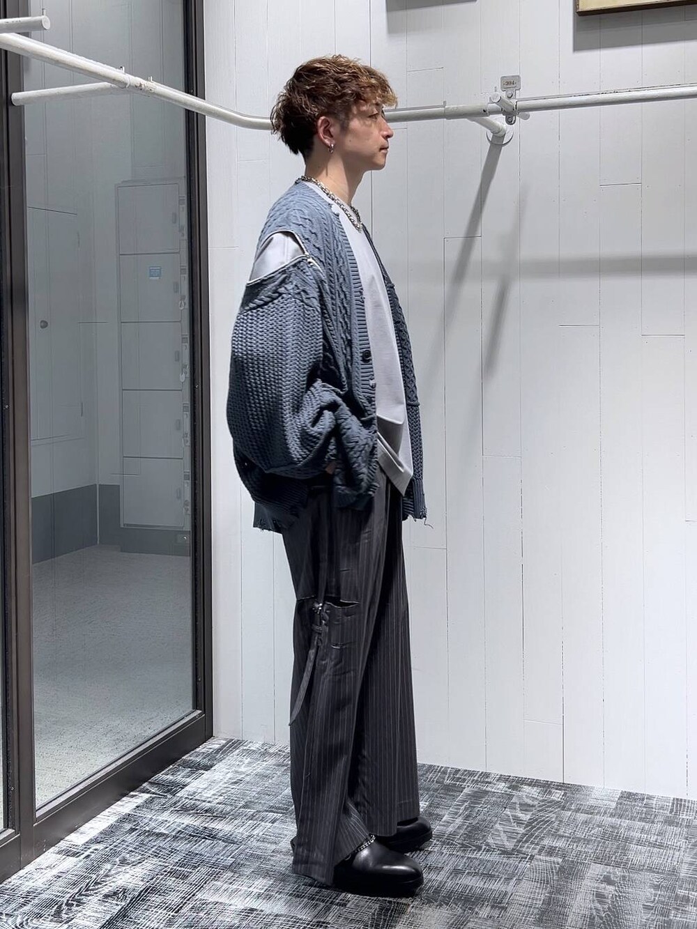 グレー系のTシャツ/カットソー、ブラック系のドレスシューズ、グレー系のその他パンツを着用したメンズの夏コーディネートの4枚目の写真