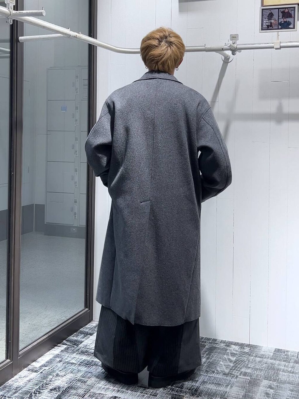「低身長、きれいめ、モード、オーバーサイズ、HARE、ワイドパンツ、スラックス、コート、冬コーデ」｜「HAREのプレミアムウールガウンコート(HARE)（トレンチコート、グレー系）」を使った、HARE     もりたいさん（メンズ・168cm）の秋コーディネートの3枚目の写真