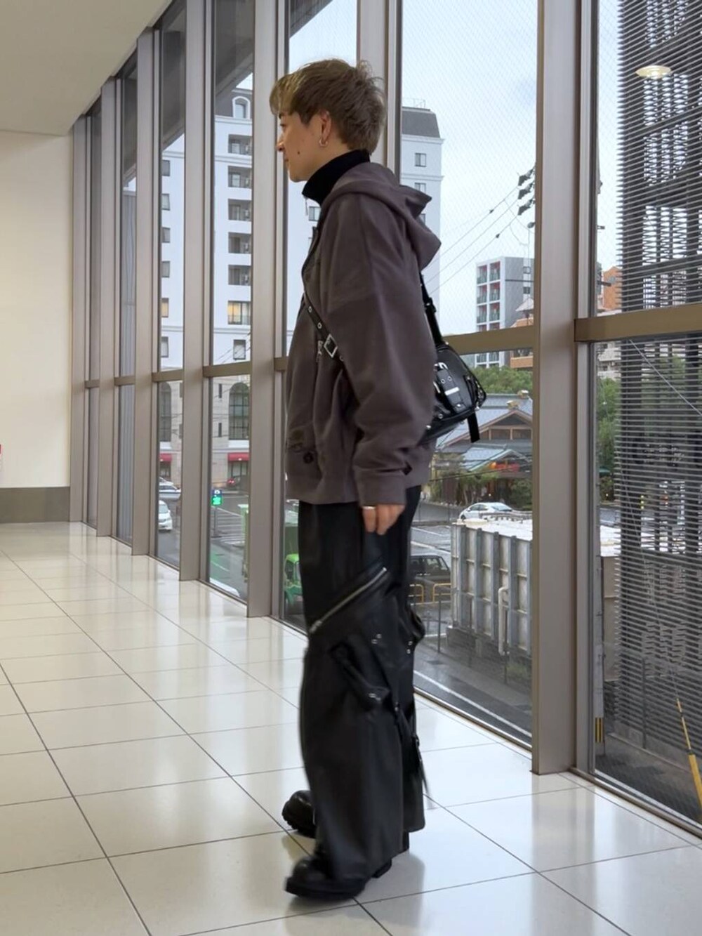 「パーカー、低身長、きれいめ、モード、オーバーサイズ、HARE、ワイドパンツ、スウェット、秋コーデ」｜「HAREのウェルトデザインシューズ(HARE)（その他シューズ、ブラック系）」を使った、HARE     もりたいさん（メンズ・168cm）の秋コーディネートの4枚目の写真