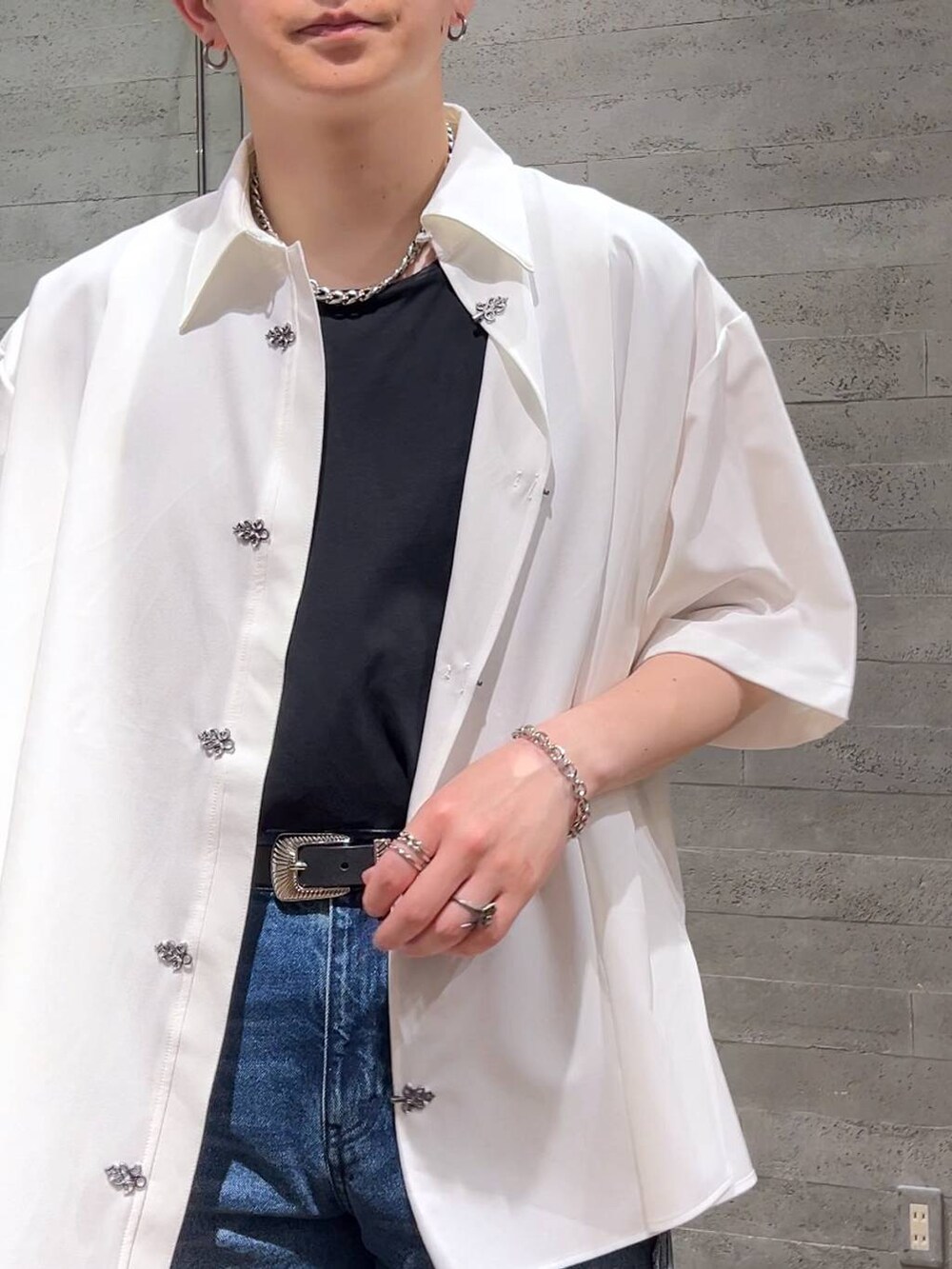 ブラック系のドレスシューズ、ブラック系のTシャツ/カットソー、ホワイト系のシャツ/ブラウスを着用したメンズの夏コーディネートの5枚目の写真