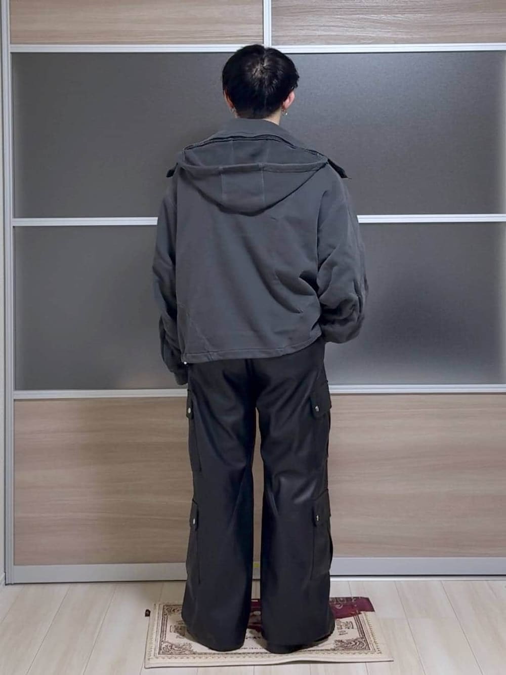 ブラック系のネクタイ、ホワイト系のシャツ/ブラウス、ブラック系のカーゴパンツを着用したメンズの秋コーディネートの3枚目の写真