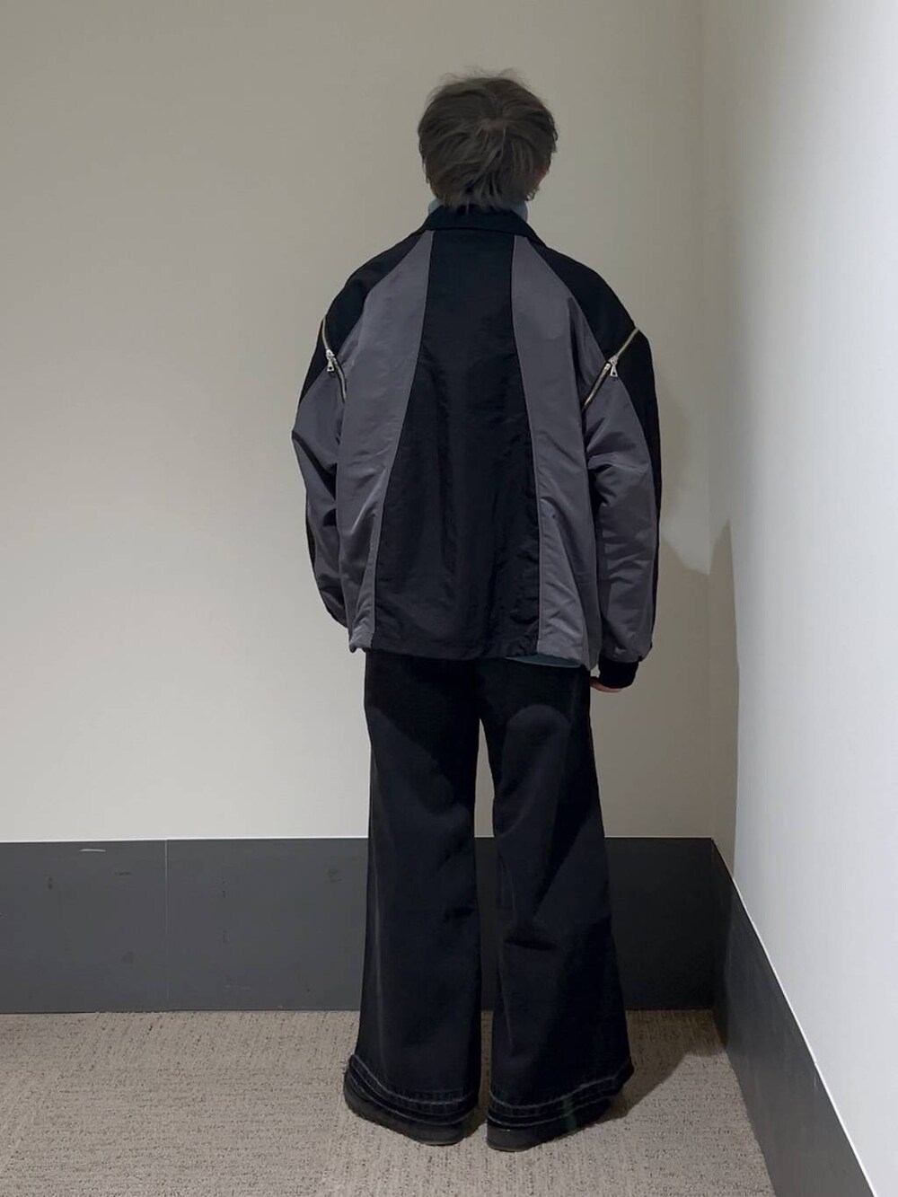 ブラック系のドレスシューズ、ブラック系のデニムパンツ、ブルー系のニット/セーターを着用したメンズの冬コーディネートの4枚目の写真