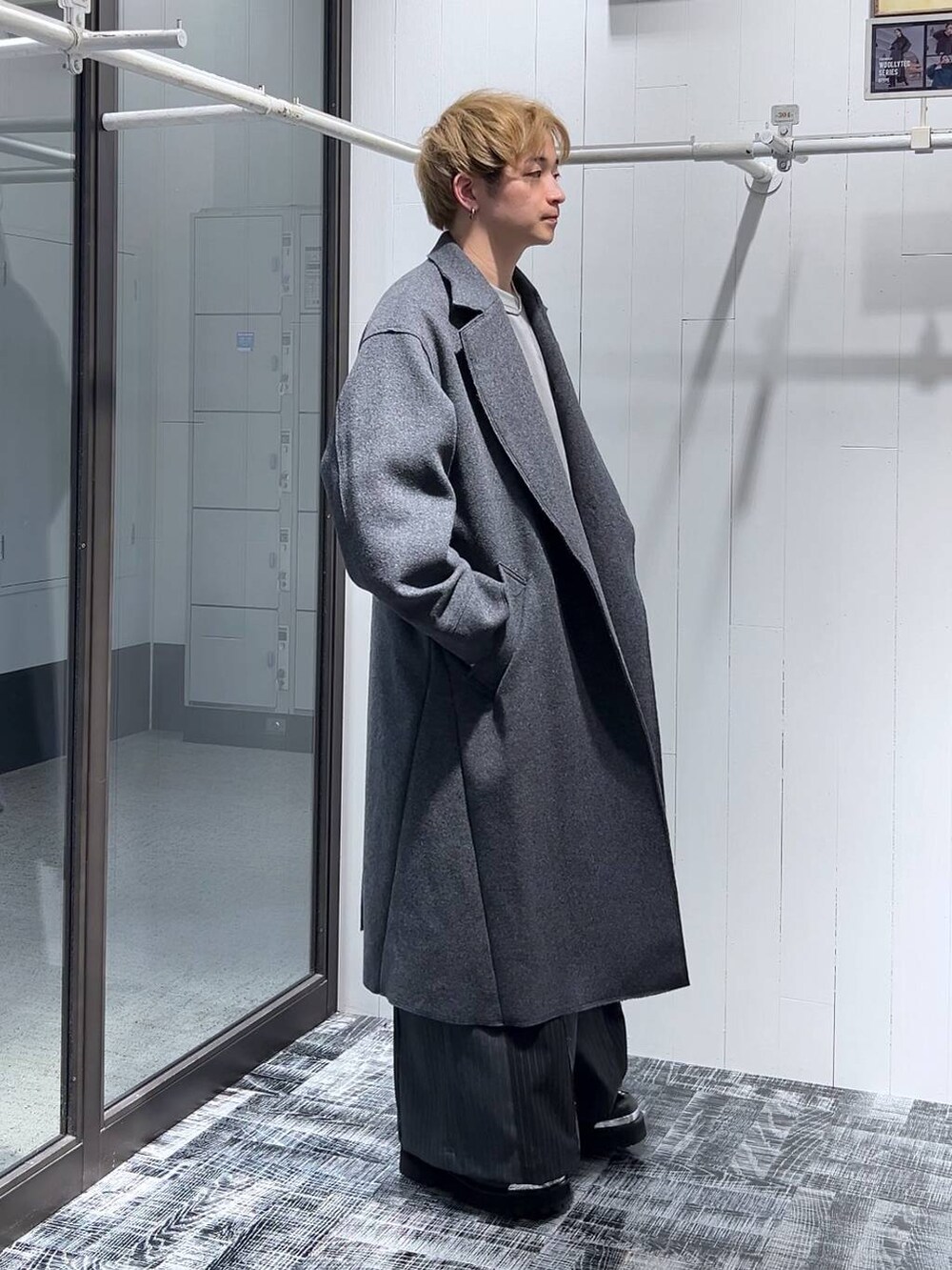 「低身長、きれいめ、モード、オーバーサイズ、HARE、ワイドパンツ、スラックス、コート、冬コーデ」｜「HAREのプレミアムウールガウンコート(HARE)（トレンチコート、グレー系）」を使った、HARE     もりたいさん（メンズ・168cm）の秋コーディネートの2枚目の写真