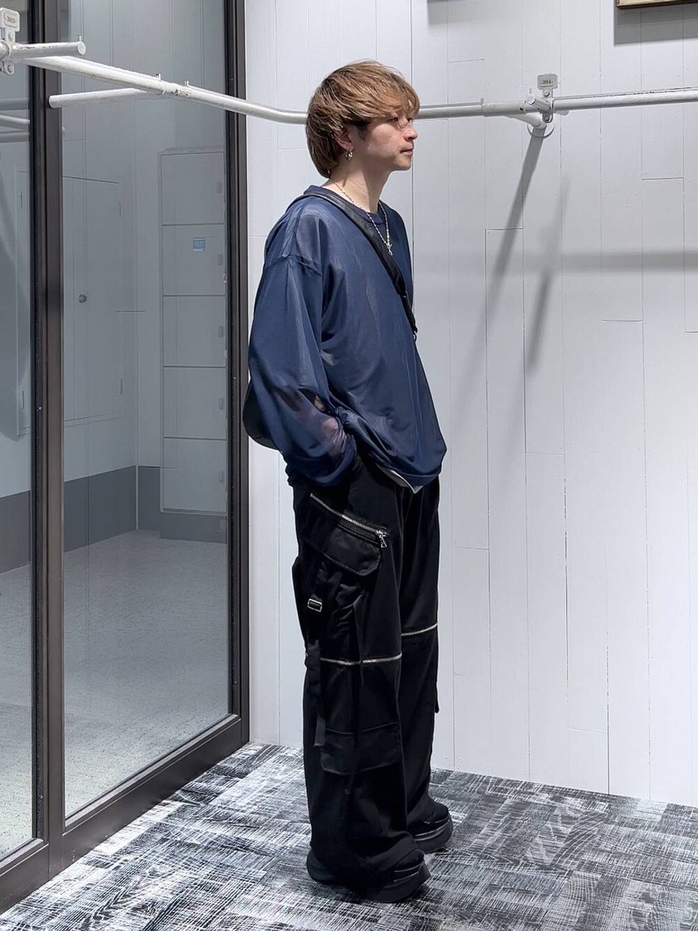 ブラック系のサンダル、グレー系のTシャツ/カットソー、ブラック系のカーゴパンツを着用したメンズの春コーディネートの4枚目の写真