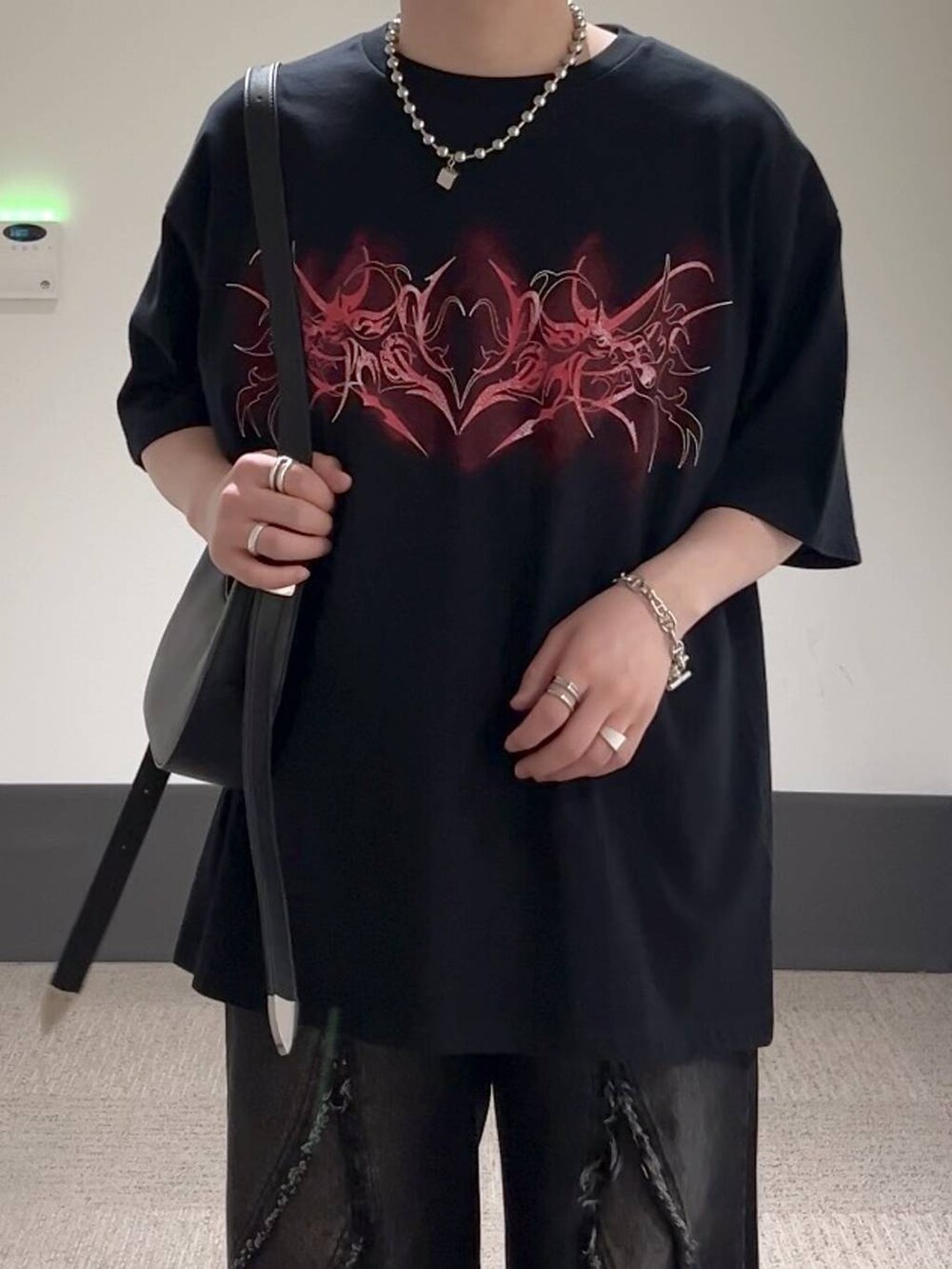 ブラック系のサンダル、ブラック系のショルダーバッグ、ブラック系のTシャツ/カットソーを着用したメンズの夏コーディネートの5枚目の写真