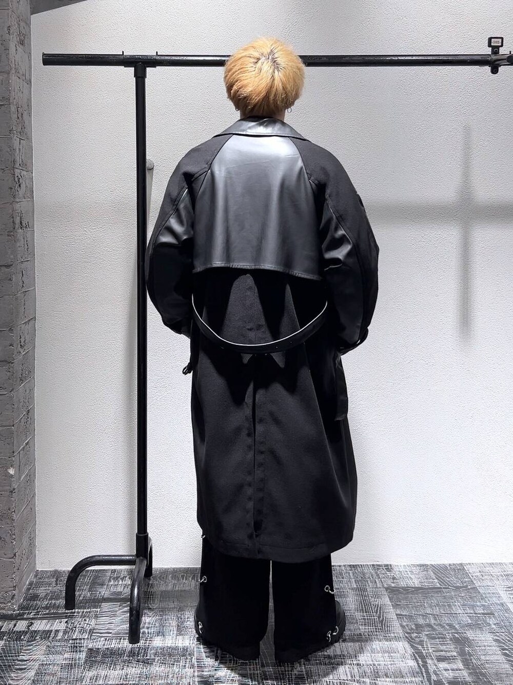 ブラック系のトレンチコート、ブラック系のショルダーバッグ、パープル系のカーディガン/ボレロを着用したメンズの冬コーディネートの4枚目の写真