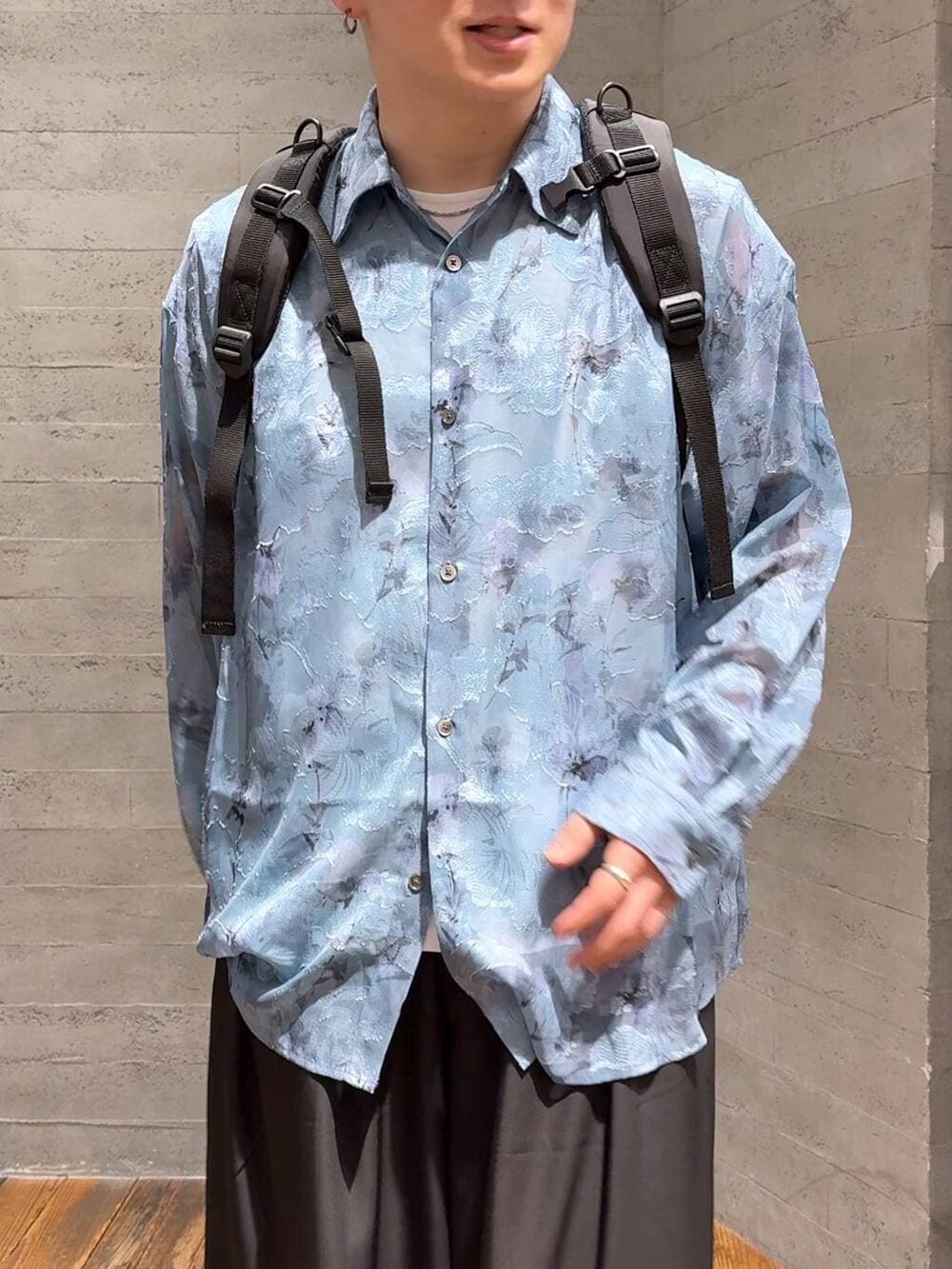 ブラック系のサンダル、ホワイト系のTシャツ/カットソー、ブラック系のバックパック/リュックを着用したメンズの春コーディネートの5枚目の写真